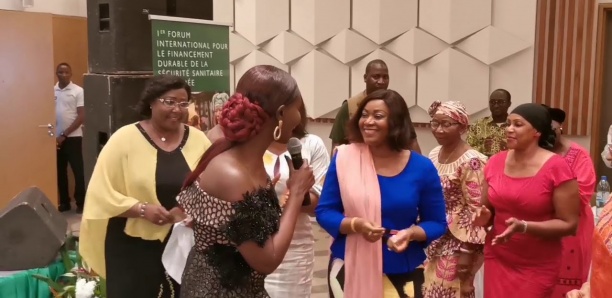 Coumba Gawlo fait danser Diene Kaba Condé 1ère Dame de Guinée Conacry