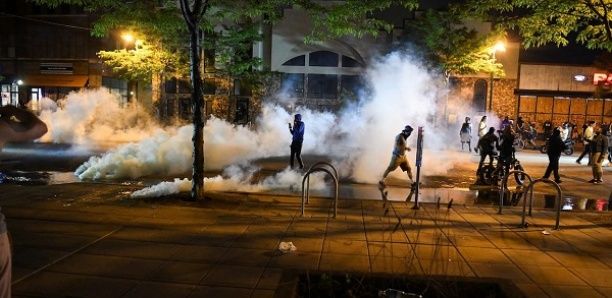 Scènes de pillage à Minneapolis, après le meurtre d'un noir par la police