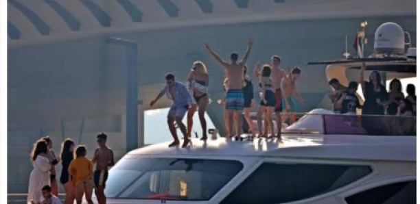 Dubaï a laissé les touristes faire la fête malgré la pandémie: elle en paie le prix aujourd'hui