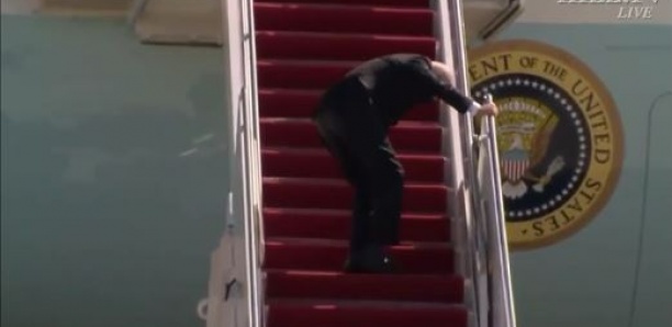 États-Unis : le président Joe Biden est tombé dans les escaliers en montant dans le Air Force One