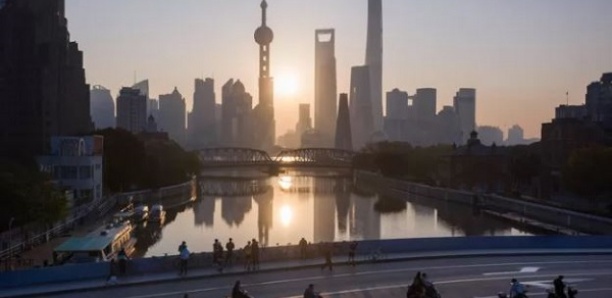 Shanghai impose un confinement par secteur face à la hausse du Covid