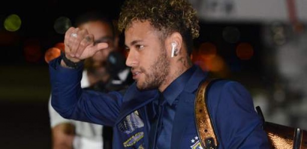 Neymar assure à son procès qu'il "signe" ce que son père lui "dit"