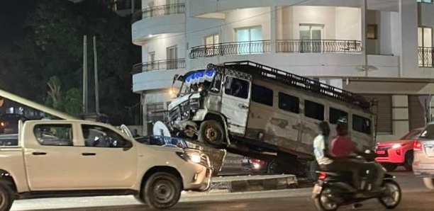 [Images] Rond-point Almadies : Un car « Ndiaga Ndiaye » finit sa course sur un lampadaire