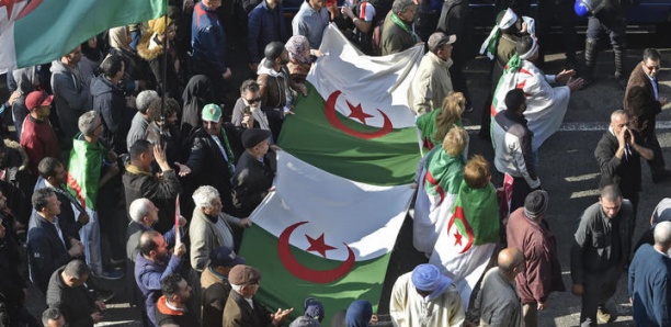 En Algérie, des milliers de personnes ont défilé à Kherrata, berceau de la contestation