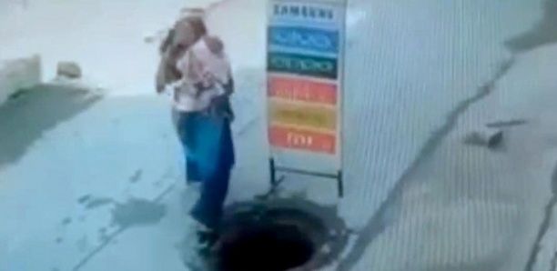 Occupée au téléphone, elle tombe dans une bouche d'égout avec son bébé