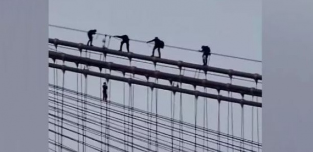 Un jeune homme arrêté après avoir escaladé les câbles du pont de Brooklyn