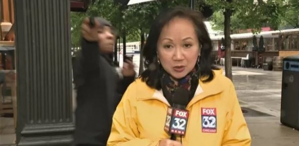 Un homme pointe une arme à feu en direct sur une équipe de journalistes