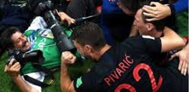 Croatie-Angleterre : un photographe, écrasé sous le poids des Croates, fait la photo du Mondial