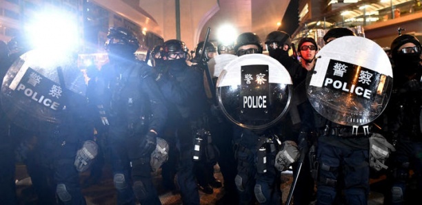 La police hongkongaise critiquée après des attaques contre des manifestants