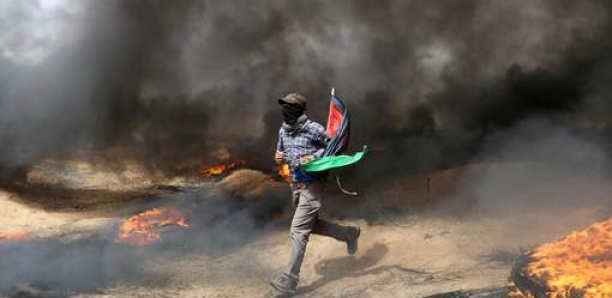 Des milliers de manifestants réclament le départ du président palestinien à Gaza