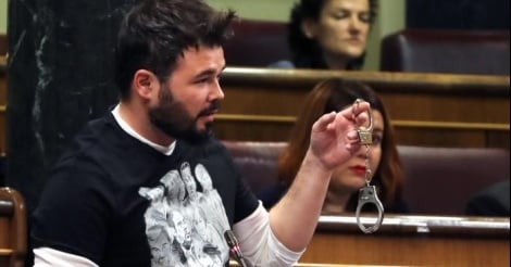 Un député catalan brandit des menottes au Congrès espagnol
