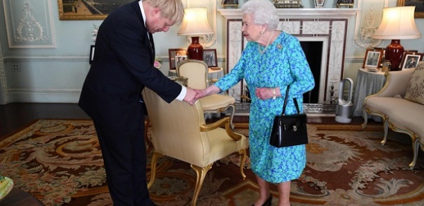 Boris Johnson officiellement investi Premier ministre britannique par la reine Elizabeth II