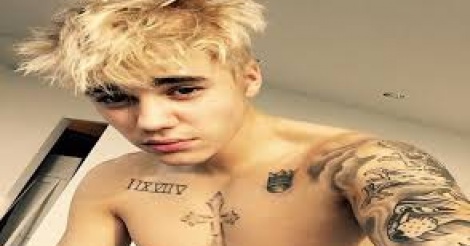 Justin Bieber, blond platine, il devient la risée de la Toile !