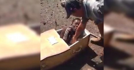 Deux Blancs enferment un Noir dans un cercueil: 16 et 19 ans de prison