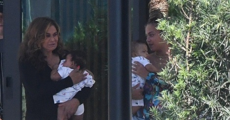 Beyoncé photographiée pour la première fois avec ses jumeaux Sir Carter et Rumi