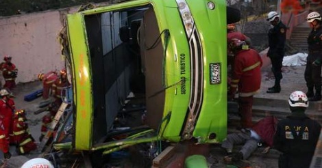 Au moins huit morts dans le crash d'un bus touristique à Lima
