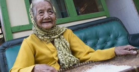Photos - Elle vit en Indonésie - Anami dit avoir… 140 ans