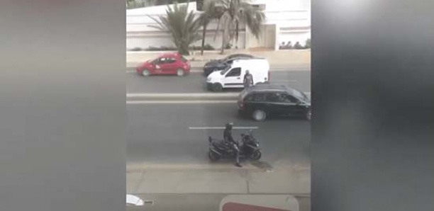 Regardez comment ces 2 voleurs en scooter ont cambriolé cette voiture à la 