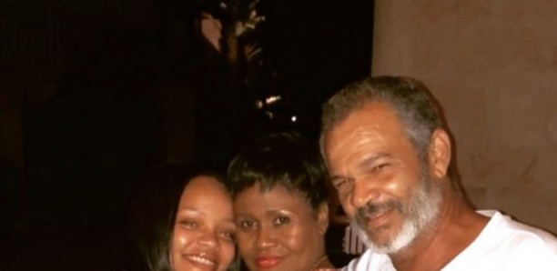 Rihanna pose sans maquillage à côté de ses parents et enflamme le web