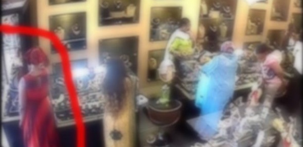 Deux belles filles mettent à profit leur beauté pour voler dans un magasin à Cambérène1
