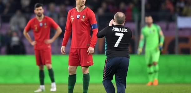 Selfies et câlin avec Ronaldo, des supporters interrompent Pays-Bas-Portugal