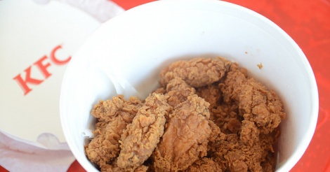 Après la tête de coq dans les nuggets, des traces de matière fécale retrouvées des glaçons chez KFC