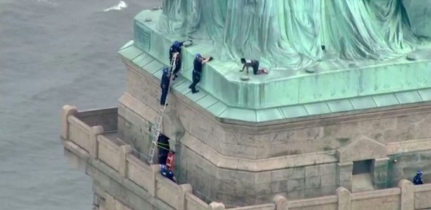 Etats-Unis : une femme gravit la statue de la Liberté pour protester contre la politique de Trump sur l'immigration