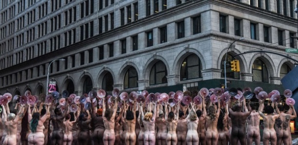 Des manifestants posent nus à New York pour protester contre la censure de Facebook