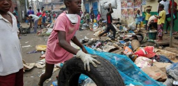 Sierra Leone : les citoyens obligés de nettoyer les rues