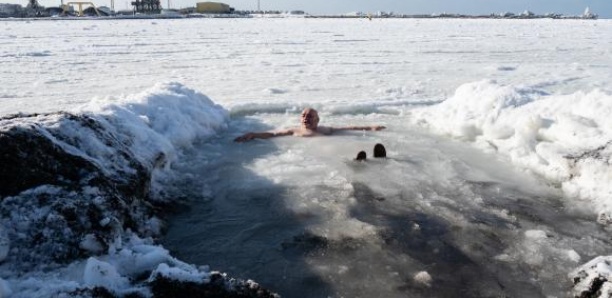 En Russie, le baptême du Christ célébré dans de l'eau glacée est devenu une mode