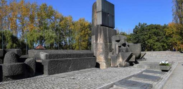 Amende pour un Israélien qui a uriné sur le mémorial d'Auschwitz