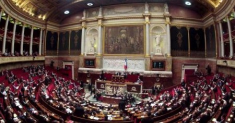 Le Parlement français interdit les emplois familiaux de collaborateurs