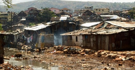Sierra- Leone: une foule déterre des poulets avariés dans une décharge