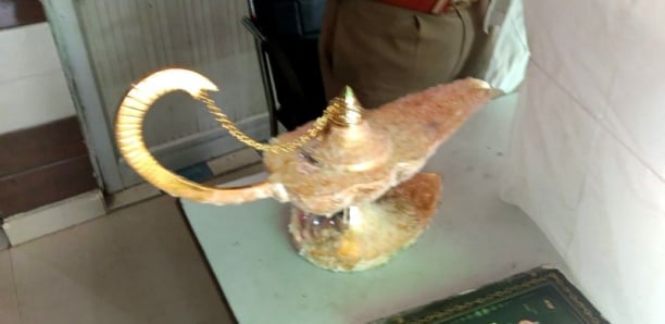 Inde : un escroc lui vend une lampe d'Aladdin pour plus de 35 000 euros