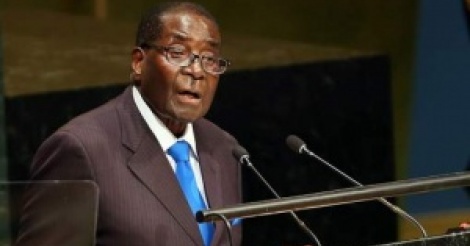 Mugabe réapparaît en public après le coup d'Etat