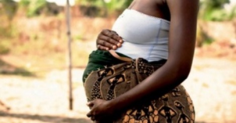 Au Ghana, des femmes enceintes prennent des pilules pour avoir un bébé à la peau blanche