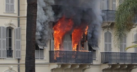 Une famille survit à un incendie en sautant par la fenêtre