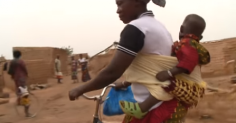 Ces Enfants accompagnent les femmes enceintes du Burkina