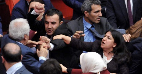 Des coups de poing fusent au parlement turc