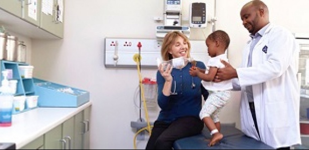 Comment une pédiatre sauve des milliers d`enfants africains avec des bouteilles de soda et de l`eau salée