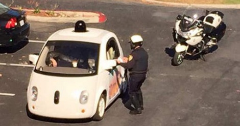 Un policier arrête une voiture Google sans chauffeur