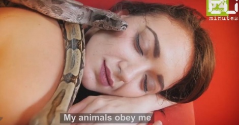 Elle se fait masser par des serpents