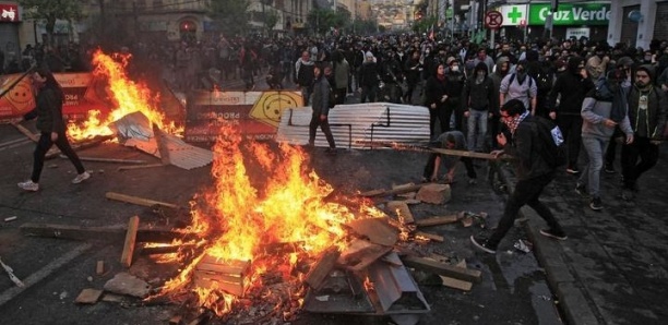 Au Chili, le président Pinera recule face aux manifestants