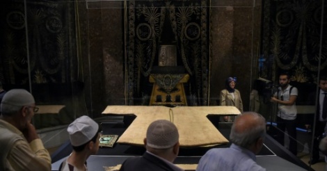 Le manteau du prophète attire les musulmans pendant le ramadan à Istanbul