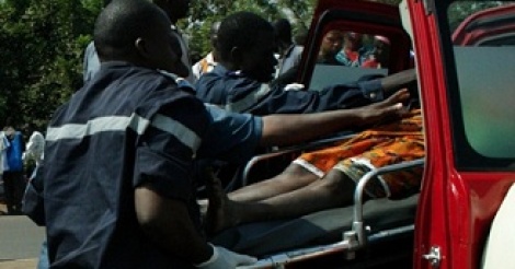 Vélingara : En surnombre, le taxi «7 places» termine sa course dans un jardin et tue un bébé de 1 mois