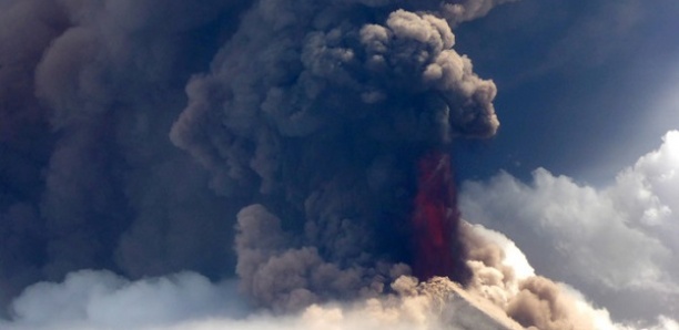 Un des volcans les plus dangereux au monde entre en éruption en Papouasie-Nouvelle-Guinée