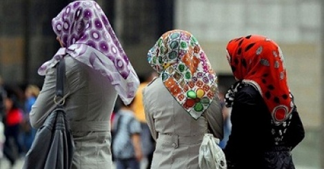 Des Iraniennes défient l'obligation de porter le foulard islamique