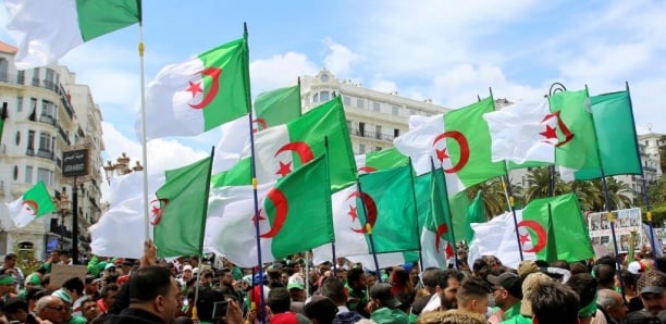 Algérie: les manifestations, une aubaine pour les vendeurs de drapeaux
