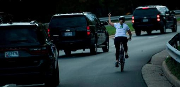 La cycliste du doigt d'honneur à Trump poursuit son ex-employeur