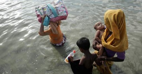 Des Rohingyas tentent de rejoindre le Bangladesh à la nage
